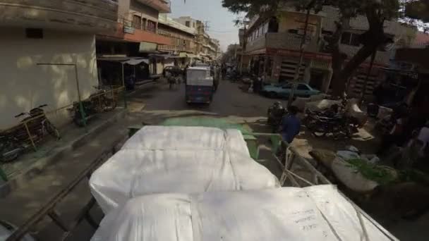 Rue à Mumbai avec des véhicules — Video