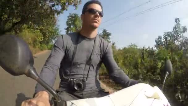Mann mit Kamera auf Motorrad unterwegs — Stockvideo