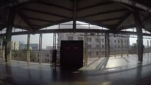 Estación de tren vista durante la llegada — Vídeos de Stock