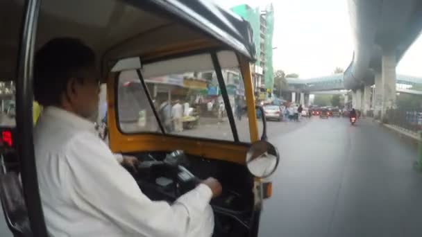 Conductor durante el viaje en el asiento trasero — Vídeo de stock