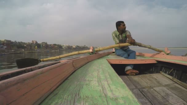 Man rowing in boat — Stock Video