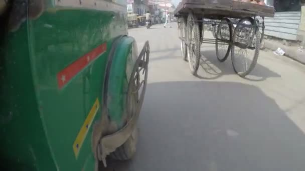 Mensen die door de straat lopen — Stockvideo