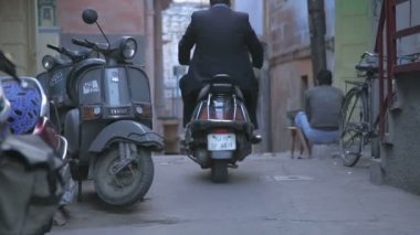 Adam motosiklet sürüş