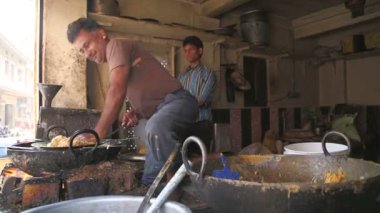 Hint erkekler geleneksel yemek hazırlama.