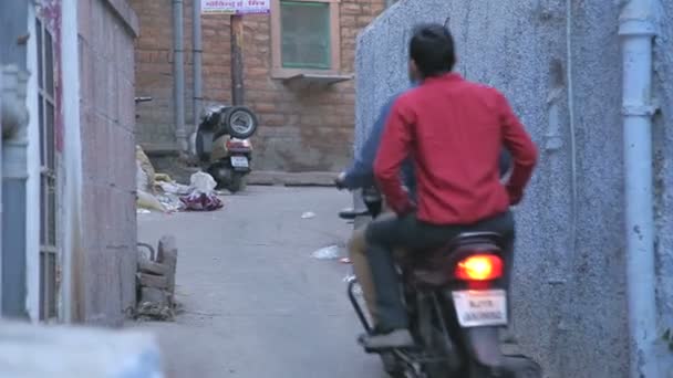 Dois homens em moto dirigindo — Vídeo de Stock