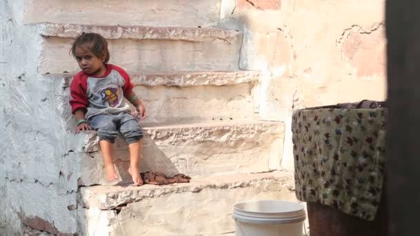 Child sitting on the stairs — Stock Video