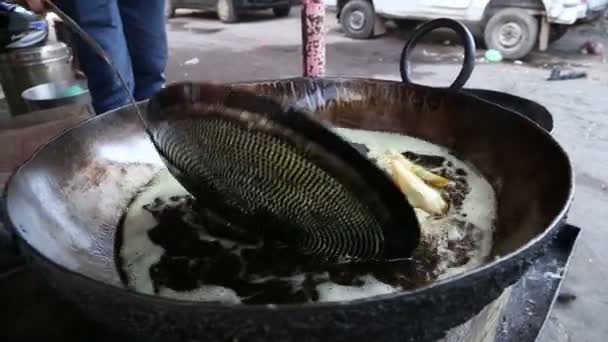 Samosas sendo frito em tigela grande — Vídeo de Stock