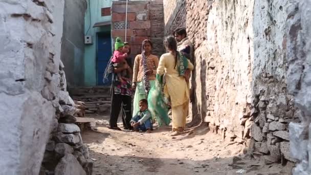 Femmes en vêtements traditionnels debout dans la rue — Video