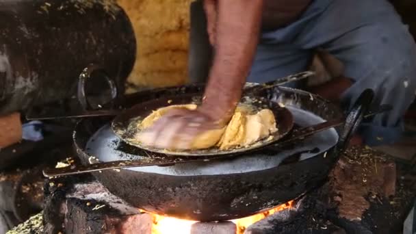 Мужские руки готовят еду . — стоковое видео
