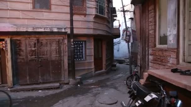 View of almost empty?street in indiantown Jodhpur. — Stock Video