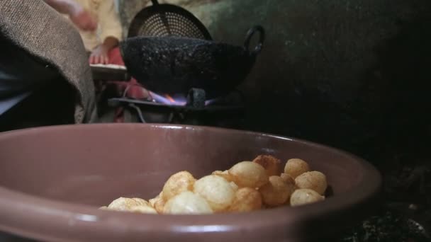 Preparación tradicional de alimentos indios — Vídeo de stock
