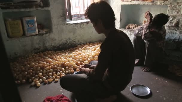 Preparación de puri comida india — Vídeos de Stock