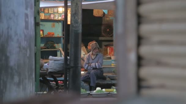 거리에 앉아 있는 남자 — 비디오