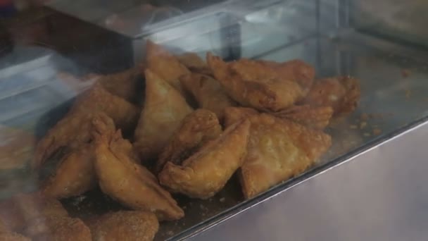 Παραδοσιακή ινδική τηγανητό samosa — Αρχείο Βίντεο