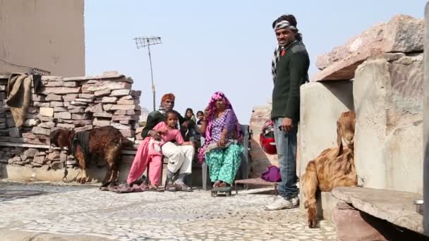 Famille indienne assise dans la cour . — Video