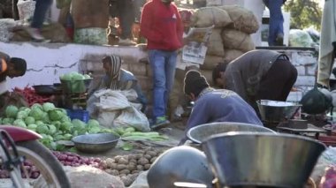 Satıcı standları tarafından geçen kişiden