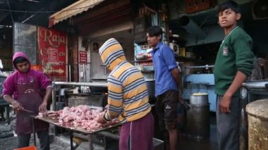 Erkek tavuk alarak ve kesme