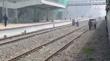 istasyonu ve tren yürüyüş insanlar
