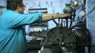 Hintli bir makine üzerinde çalışan
