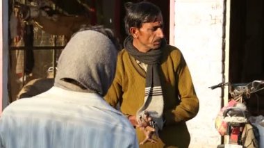 Hintli adam ellerini Isınma