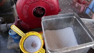 chai giving uzağa adam