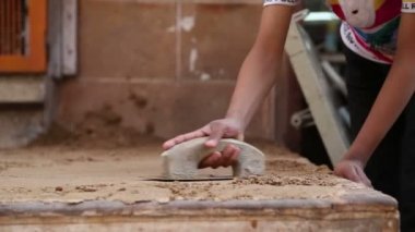 Hintli çocuk kum yeniden