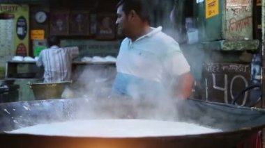 Telefonda Konuşan Adam