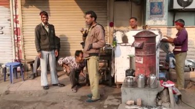 Sokak hazır duran adam