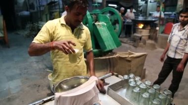 Adam sıcak chai giving uzağa