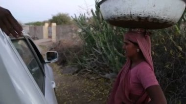 Büyük bir kase ile Hint kadın