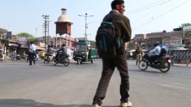 Jodhpur, önden görünüm içinde meşgul sokakta geçen aracı.