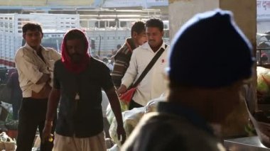 Geçen ve markette toplantı insanlar