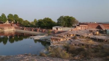 Göl kenarında Jaswant Thada Tapınağı