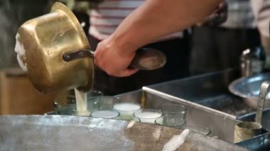 Satıcı dökerek sıcak chai