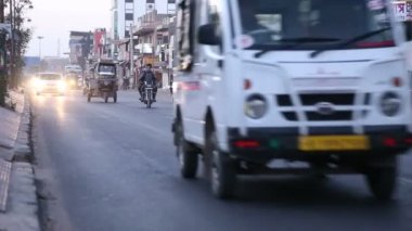 İnsanlar ve sokakta geçen aracı