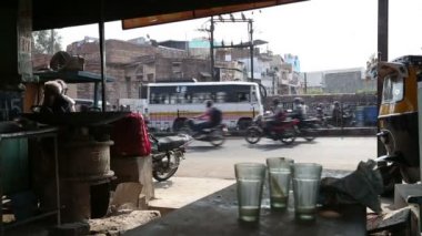 Geçen aracı ile işlek cadde