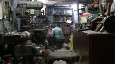 Adam köşede kaynak.