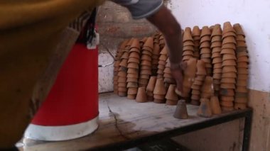 Adam uzakta birkaç chai bardak alarak