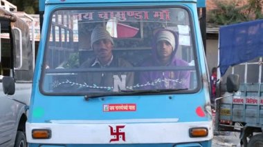 bir kamyon içinde oturan adam