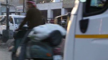 İnsanlar ve araçlar Caddesi üzerinde gün batımında