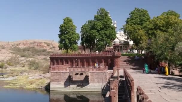 Göl kenarında Jaswant Thada Tapınağı — Stok video