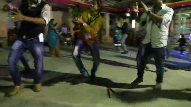群衆の中で踊る男性 — ストック動画