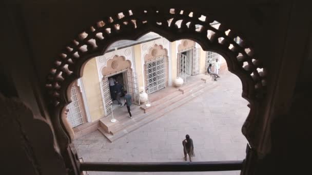 Edificio desde un hueco de ventana — Vídeos de Stock