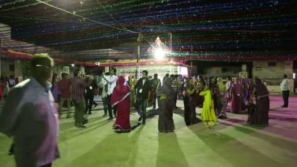 Indian men and women dancing — Stock Video