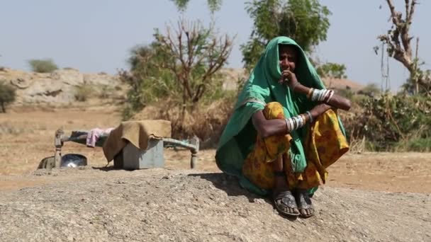 Femme indienne assise sur le terrain — Video