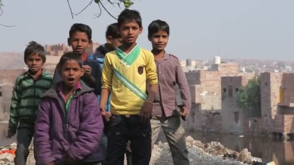 Χαριτωμένο ινδική αγόρια που παρουσιάζουν — Αρχείο Βίντεο