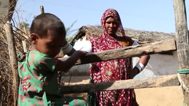 Женщина в традиционной одежде с ребенком — стоковое видео