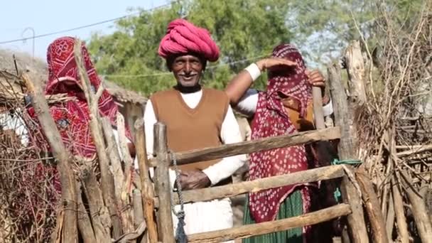 Indiase familie staande door kraam — Stockvideo