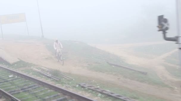 Bisiklete binen adam — Stok video