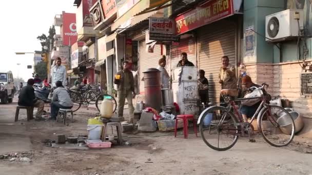Homens indianos por rua movimentada em Jodhpur — Vídeo de Stock